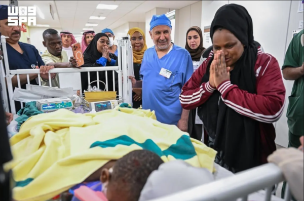 في إنجاز طبي سعودي جديد نجاح عملية فصل التوأم الملتصق التنزاني لايتيينس ولوفنس بعد 14 ساعة ونصف