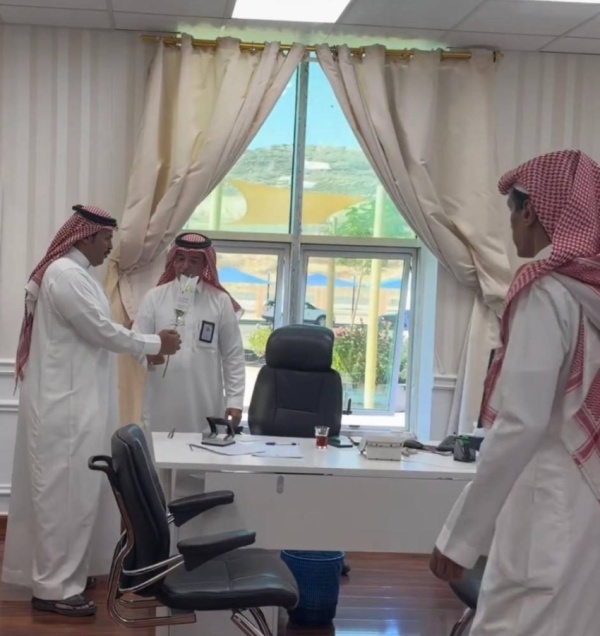 بمناسبة يوم المدير رئيس بلدية بيشة يكرم مدراء الأقسام