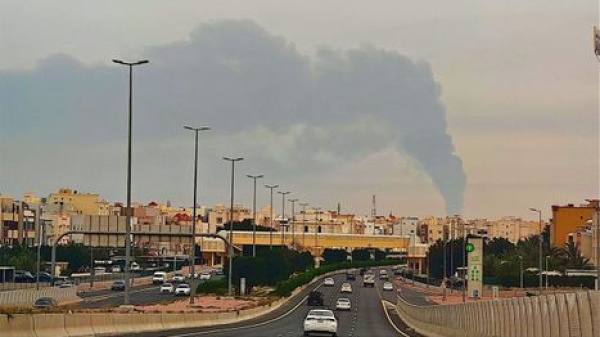 الدفاع الكويتية تكشف خسائر الهجمات الإيرانية مراكز حدودية ومنصة نفط الدفاع الكويتية تكشف خسائر الهجمات الإيرانية مراكز حدودية ومنصة نفط
