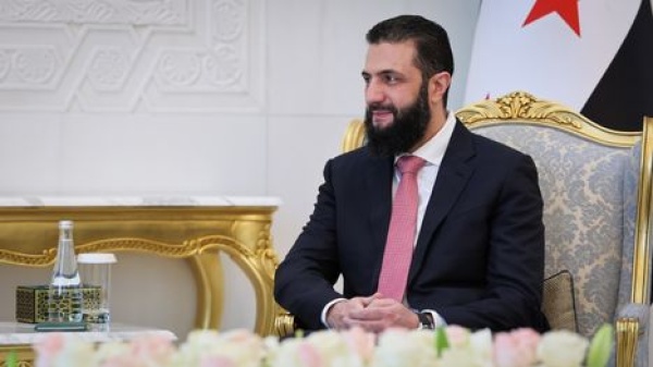 بعد رفع اسم سوريا من قائمة الإرهاب الشرع يدفع بـ فيزا في دمشق شاهد بعد رفع اسم سوريا من قائمة الإرهاب الشرع يدفع بـ فيزا في دمشق شاهد