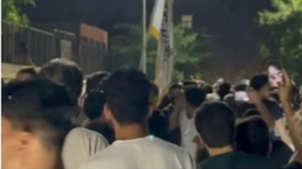 هتافات واتهامات بـ التشبيح توتر متصاعد يضرب المزة 86 بدمشق شاهد هتافات واتهامات بـ التشبيح توتر متصاعد يضرب المزة 86 بدمشق شاهد