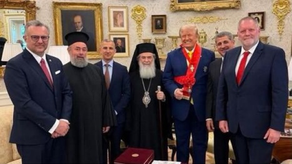 المؤتمر الأرثوذكسي يستهجن تقليد بطريرك القدس لترامب بوسام كنسي رفيع المؤتمر الأرثوذكسي يستهجن تقليد بطريرك القدس لترامب بوسام كنسي رفيع