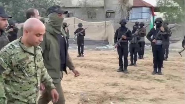 مليشيات تابعة للاحتلال تختطف فلسطينيين بمواصي رفح مليشيات تابعة للاحتلال تختطف فلسطينيين بمواصي رفح