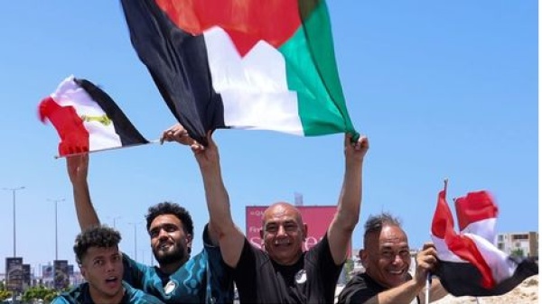 تفاعل واسع مع تكرار حسام حسن رفع العلم الفلسطيني بعد عودة المنتخب