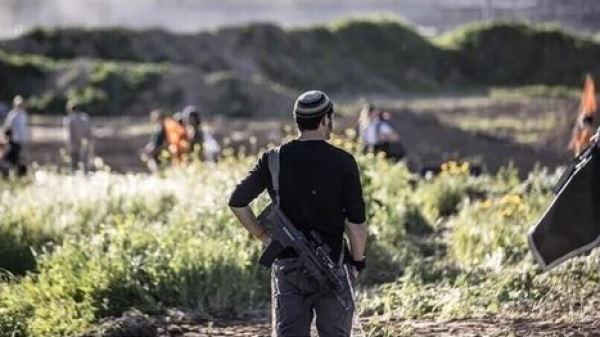 مستوطنون يهاجمون قرية شرق القدس ويصيبون فلسطينيين والاحتلال يعتقل 4 آخرين مستوطنون يهاجمون قرية شرق القدس ويصيبون فلسطينيين والاحتلال يعتقل 4 آخرين