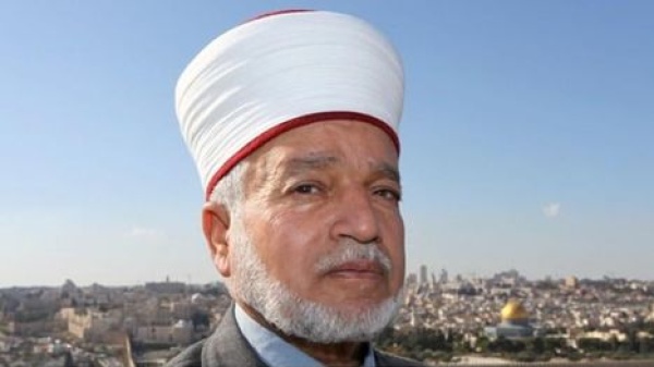 قوات الاحتلال تعتقل مفتي القدس وتسلمه قرارا بالإبعاد عن الأقصى قوات الاحتلال تعتقل مفتي القدس وتسلمه قرارا بالإبعاد عن الأقصى