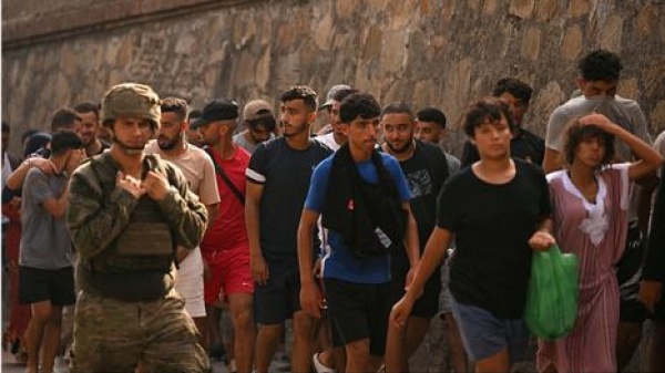 احتجاجات وفوضى في سبتة سكان يخرجون للشوارع لمواجهة المهاجرين شاهد احتجاجات وفوضى في سبتة سكان يخرجون للشوارع لمواجهة المهاجرين شاهد