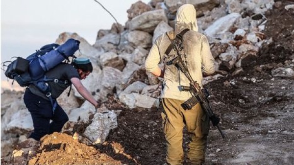 مستوطنون إسرائيليون يحاصرون 3 عائلات فلسطينية يوم ثالث بلا غذاء مستوطنون إسرائيليون يحاصرون 3 عائلات فلسطينية يوم ثالث بلا غذاء
