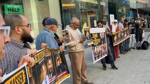 وقفة في برمنغهام تضامن ا مع عائلات إعلاميين مصريين معتقلين شاهد وقفة في برمنغهام تضامن ا مع عائلات إعلاميين مصريين معتقلين شاهد