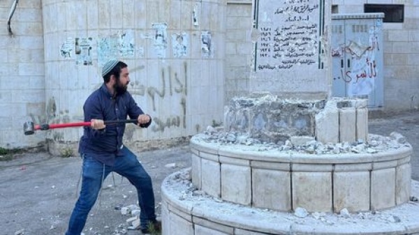 تحت حماية جيش الاحتلال عضو كنيست متطرف يدمر نصبا تذكاريا لشهداء نابلس شاهد