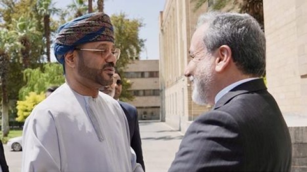 وزير خارجية ع مان يكشف ترتيبات مع إيران لعودة الملاحة في مضيق هرمز