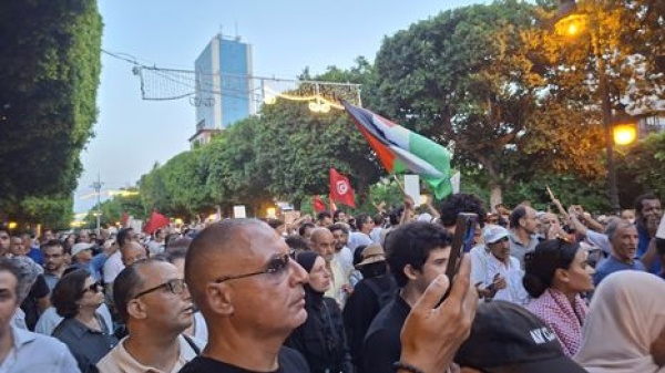 التونسيون يكسرون حاجز الصمت هتافات يسقط قيس سعيد وسط العاصمة التونسيون يكسرون حاجز الصمت هتافات يسقط قيس سعيد وسط العاصمة