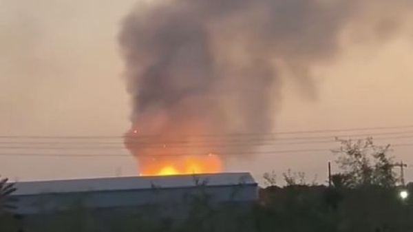 انفجار مستودع ذخيرة يهز مدينة مصراتة الليبية لمن يتبع