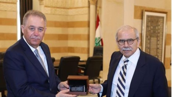 لبنان يصدر مذكرة لتوقيف سفير فلسطين السابق دبور بطلب من رام الله ما علاقة ياسر عباس لبنان يصدر مذكرة لتوقيف سفير فلسطين السابق دبور بطلب من رام الله ما علاقة ياسر عباس