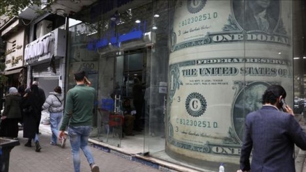 أسعار الدولار تشهد تباينا في البنوك المصرية مع افتتاح التداولات أسعار الدولار تشهد تباينا في البنوك المصرية مع افتتاح التداولات