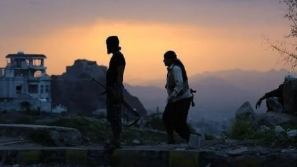 أنباء تتحدث عن حفر الحوثيين خنادق قرب باب المندب وتلغيم البحر أنباء تتحدث عن حفر الحوثيين خنادق قرب باب المندب وتلغيم البحر