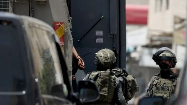 حملة مداهمات واسعة في الضفة الغربية المحتلة اعتقالات وتنكيل بالفلسطينيين حملة مداهمات واسعة في الضفة الغربية المحتلة اعتقالات وتنكيل بالفلسطينيين