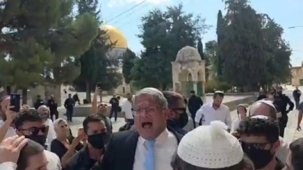 بن غفير أثناء اقتحامه الأقصى ورقصه مع المستوطنين نحن أسياد جبل الهيكل بن غفير أثناء اقتحامه الأقصى ورقصه مع المستوطنين نحن أسياد جبل الهيكل
