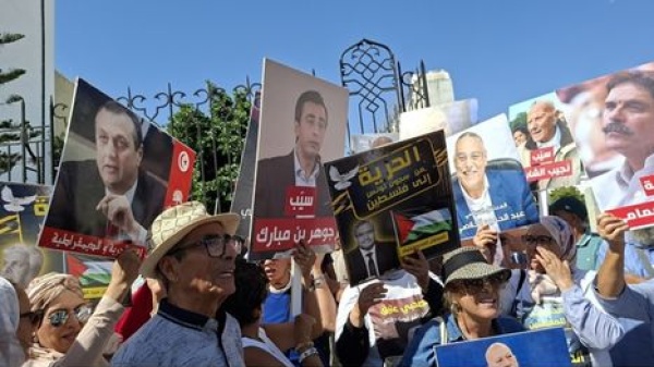محامو وعائلات معتقلي ملف التآمر بتونس يهددون باللجوء للمحاكم الدولية محامو وعائلات معتقلي ملف التآمر بتونس يهددون باللجوء للمحاكم الدولية