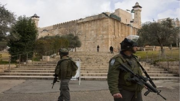 مستوطن مسلح ينكل بـ 5 أطفال فلسطيني في الخليل شاهد مستوطن مسلح ينكل بـ 5 أطفال فلسطيني في الخليل شاهد
