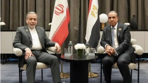 مصر وإيران تبحثان احتواء الأزمة في لقاء بين عبد العاطي وعراقجي ببغداد