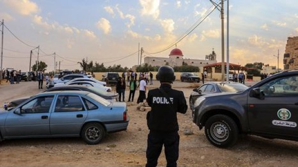 تشديد الإجراءات الأمنية في الأردن بعد عملية الكرك وسفارة واشنطن تحذر مواطنيها تشديد الإجراءات الأمنية في الأردن بعد عملية الكرك وسفارة واشنطن تحذر مواطنيها