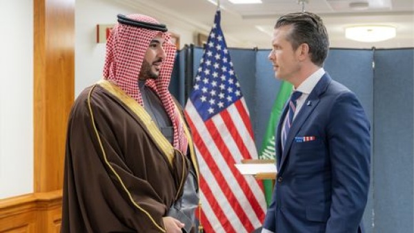 وزيرا الدفاع السعودي والأمريكي يبحثان الشراكة الدفاعية وزيرا الدفاع السعودي والأمريكي يبحثان الشراكة الدفاعية