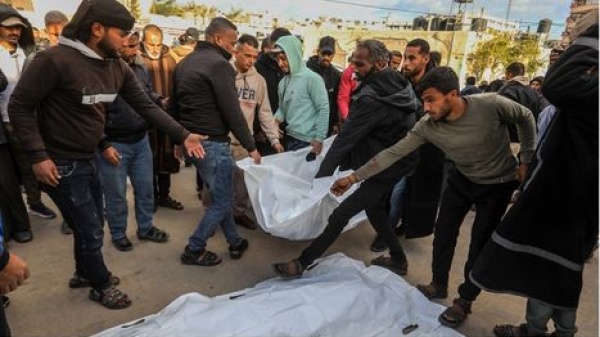 شهيد وجريح بقصف الاحتلال فناء منزل في دير البلح وسط القطاع شهيد وجريح بقصف الاحتلال فناء منزل في دير البلح وسط القطاع
