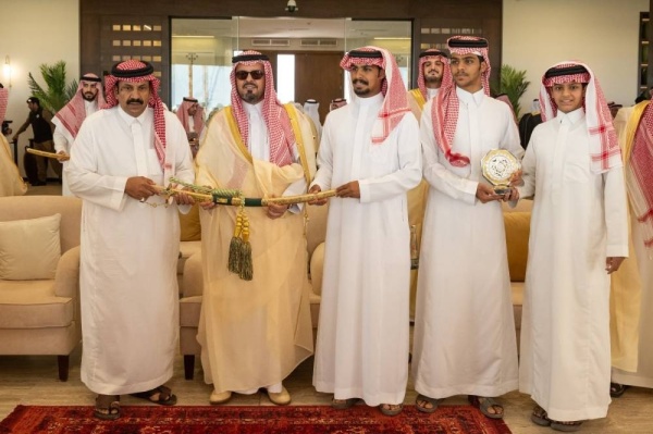 نائب أمير مكة يتو ج الفائزين في ختام مهرجان ولي العهد للهجن نائب أمير مكة يتو ج الفائزين في ختام مهرجان ولي العهد للهجن