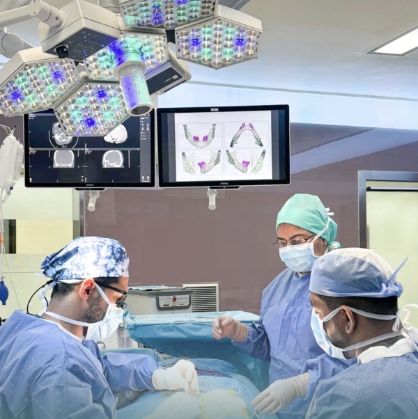 نجاح أول عملية استبدال ثنائي للمفصل الفكي الصدغي بمستشفى جامعة السلطان قابوس نجاح أول عملية استبدال ثنائي للمفصل الفكي الصدغي بمستشفى جامعة السلطان قابوس