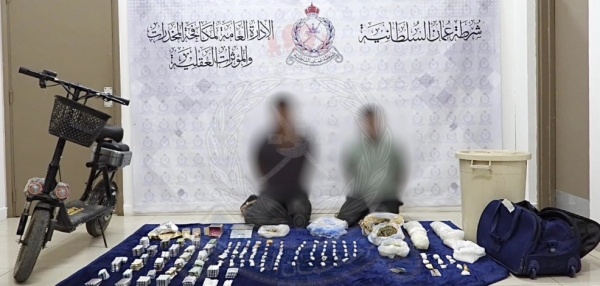 ضبط آسيويين ينقلان مخدرات الكريستال والهيروين والحشيش في السيب ضبط آسيويين ينقلان مخدرات الكريستال والهيروين والحشيش في السيب