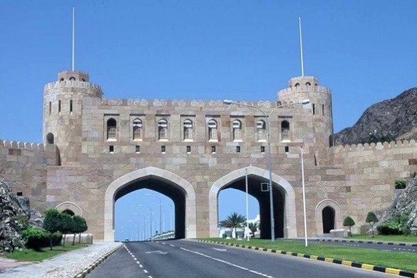 الكاتب الأميركي جورجيو كافيرو سلطنة ع مان تتقرب من الصين في ظل إثارة الولايات المتحدة للفوضى في الشرق الأوسط