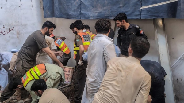 مصرع معل م و27 طفلا في بيشاور الباكستانية جر اء انهيار سقف مدرسة مصرع معل م و27 طفلا في بيشاور الباكستانية جر اء انهيار سقف مدرسة