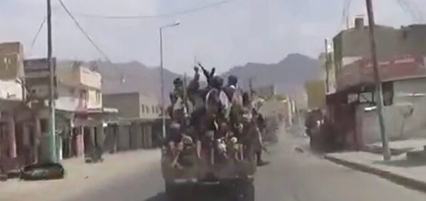 قوات حكومة صنعاء تدخل مدينة التربة وتتجه نحو مسقط رأس العليمي قوات حكومة صنعاء تدخل مدينة التربة وتتجه نحو مسقط رأس العليمي