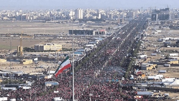 انطلاق مراسم تشييع الإمام الشهيد من مسجد جمكران في قم والمشيعون يتوعدون بالثأر انطلاق مراسم تشييع الإمام الشهيد من مسجد جمكران في قم والمشيعون يتوعدون بالثأر