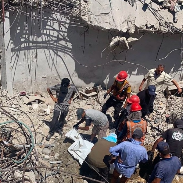 الدفاع المدني بغزة ينتشل 3 شهداء و3 مصابين إثر استهداف العدو الإسرائيلي شقة في مواصي خانيونس