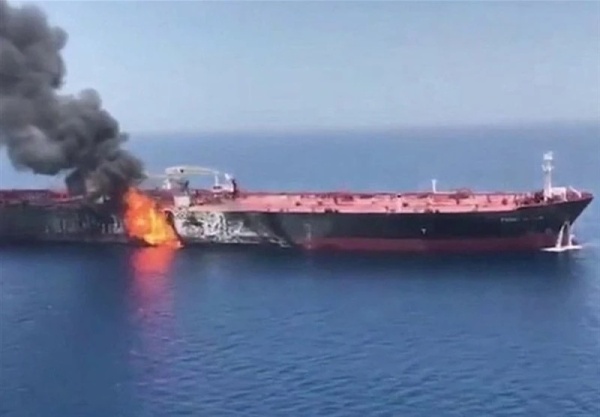 الثوري الإيراني يعلن إصابة واحتراق 7 سفن مخالفة في مضيق هرمز الثوري الإيراني يعلن إصابة واحتراق 7 سفن مخالفة في مضيق هرمز