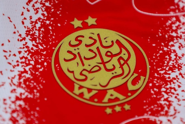 الوداد الرياضي يسوي نزاعاته المالية ويطالب هشام أيت منا بالوفاء بالتزاماته