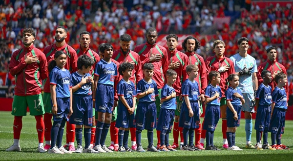 استبعاد اللاعبين المحليين من تشكيلة المنتخب المغربي يثير النقاش الرياضي