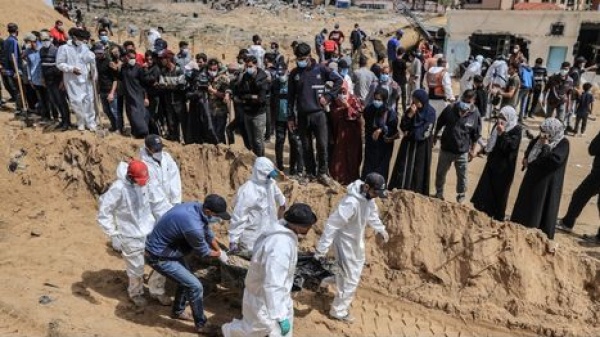انتشال جثامين ورفات 17 شهيدا من ضحايا الإبادة الإسرائيلية في غزة