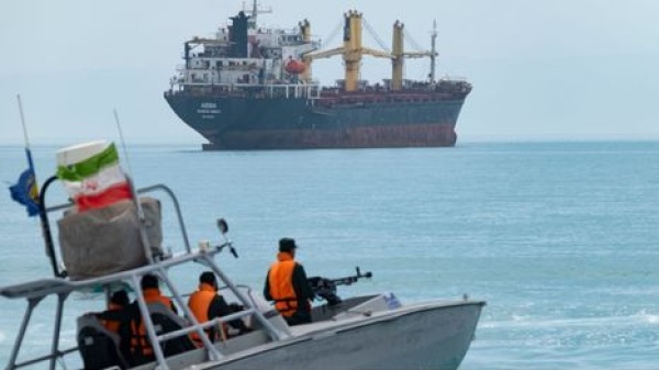 قذيفة مجهولة تشعل حريقا في غرفة محركات سفينة بمضيق هرمز قذيفة مجهولة تشعل حريقا في غرفة محركات سفينة بمضيق هرمز
