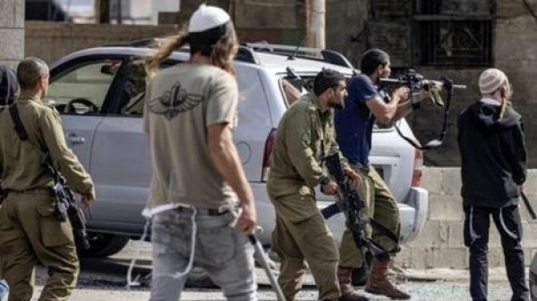 مستوطنون يغلقون طرقا وسط الضفة الغربية ويهاجمون مركبات فلسطينية مستوطنون يغلقون طرقا وسط الضفة الغربية ويهاجمون مركبات فلسطينية