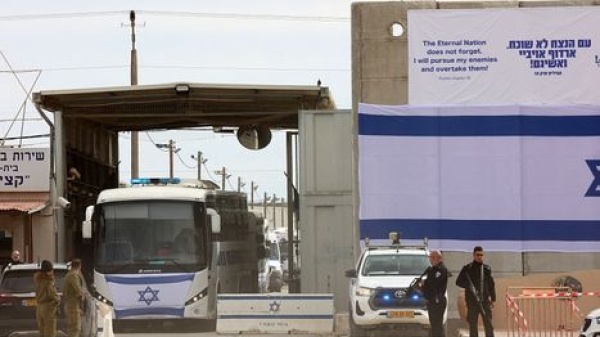 إصابة أسيرين فلسطينيين خلال اقتحام وحدات القمع لسجن جانوت