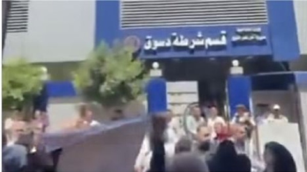 غضب بكفر الشيخ محتجون يحاصرون قسم شرطة بعد مقتل شاب طعنا ويطالبون بالقصاص شاهد غضب بكفر الشيخ محتجون يحاصرون قسم شرطة بعد مقتل شاب طعنا ويطالبون بالقصاص شاهد
