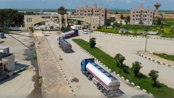 هل يخسر العراق ممرا آخر بعد هرمز عقب تعرض سائقي صهاريج نفطه المتجهة إلى سوريا لهجمات هل يخسر العراق ممرا آخر بعد هرمز عقب تعرض سائقي صهاريج نفطه المتجهة إلى سوريا لهجمات