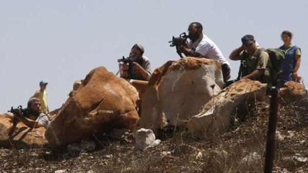 فلسطيني يستولي على سلاح مستوطن إسرائيلي خلال اشتباكات جنوب الخليل فلسطيني يستولي على سلاح مستوطن إسرائيلي خلال اشتباكات جنوب الخليل