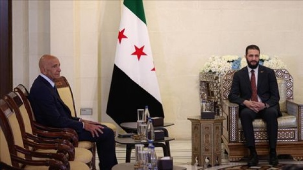 الشرع يستقبل المبعوث الأمريكي توم باراك في دمشق لبحث ملفات داخلية وإقليمية الشرع يستقبل المبعوث الأمريكي توم باراك في دمشق لبحث ملفات داخلية وإقليمية