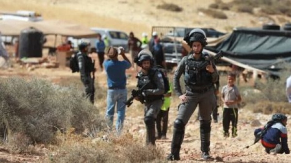 مستوطنون إسرائيليون يهاجمون منازل ويحرقون أراض في الضفة الغربية
