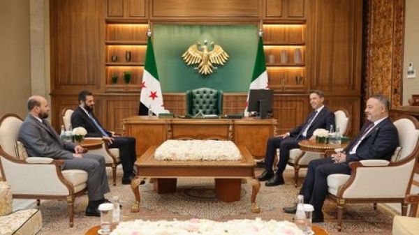 الشرع يستقبل وزيرا تركيا بعد يوم من التصعيد الإسرائيلي ضد البلدين