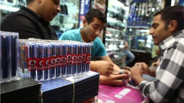 إحالة شركات الهاتف المحمول في مصر إلى النيابة العامة بعد جدل الخطوط